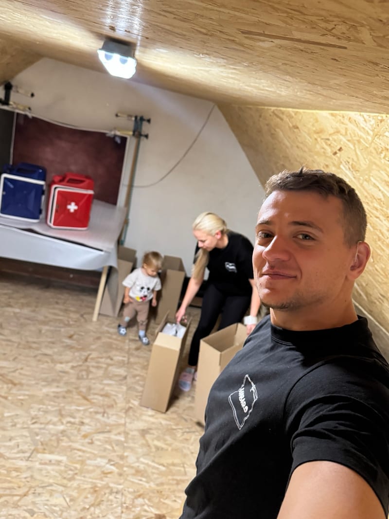 Róbert, Anežka a Maxim pri balení v dielni